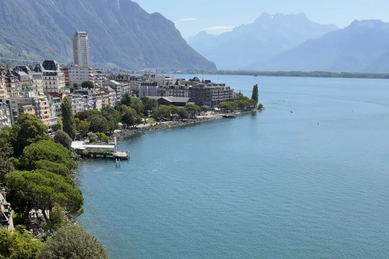 Montreux vue d'en haut : les quais, les pins et le Léman, les Alpes au fond
