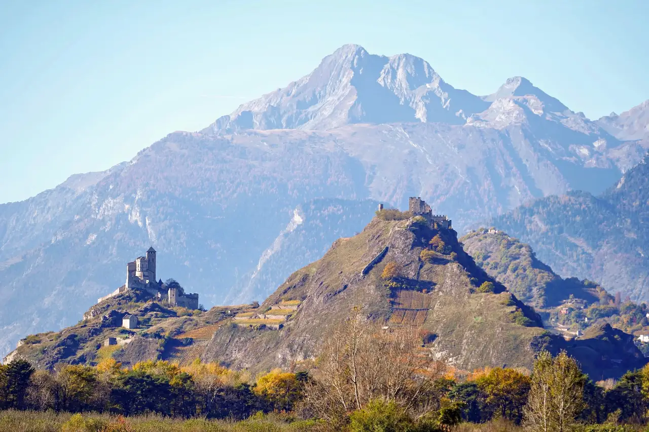Les châteaux de Valère et de Tourbillon devant les montagnes, en automne