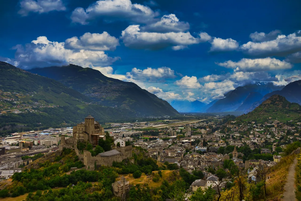 Sion vue du ciel : le château de Valère, la ville et la vallée du Rhône